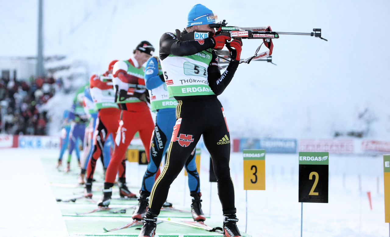 Biathleten des Biathlon Weltcups in Oberhof in der DKB SKI Arena am Schießstand stehend 