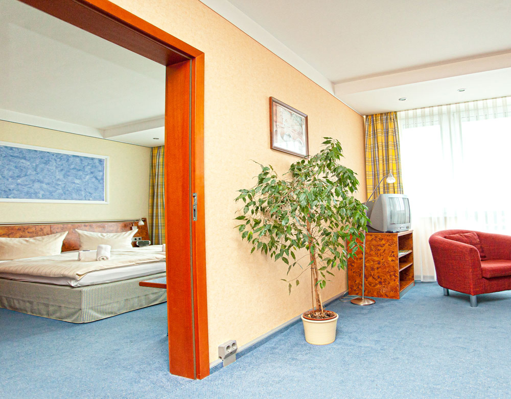 Apartment im Sporthotel Oberhof mit separatem Wohnbereich und Schlafzimmer mit komfortablem Doppelbett