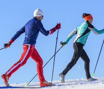 Zwei Wintersportler beim Skilanglauf