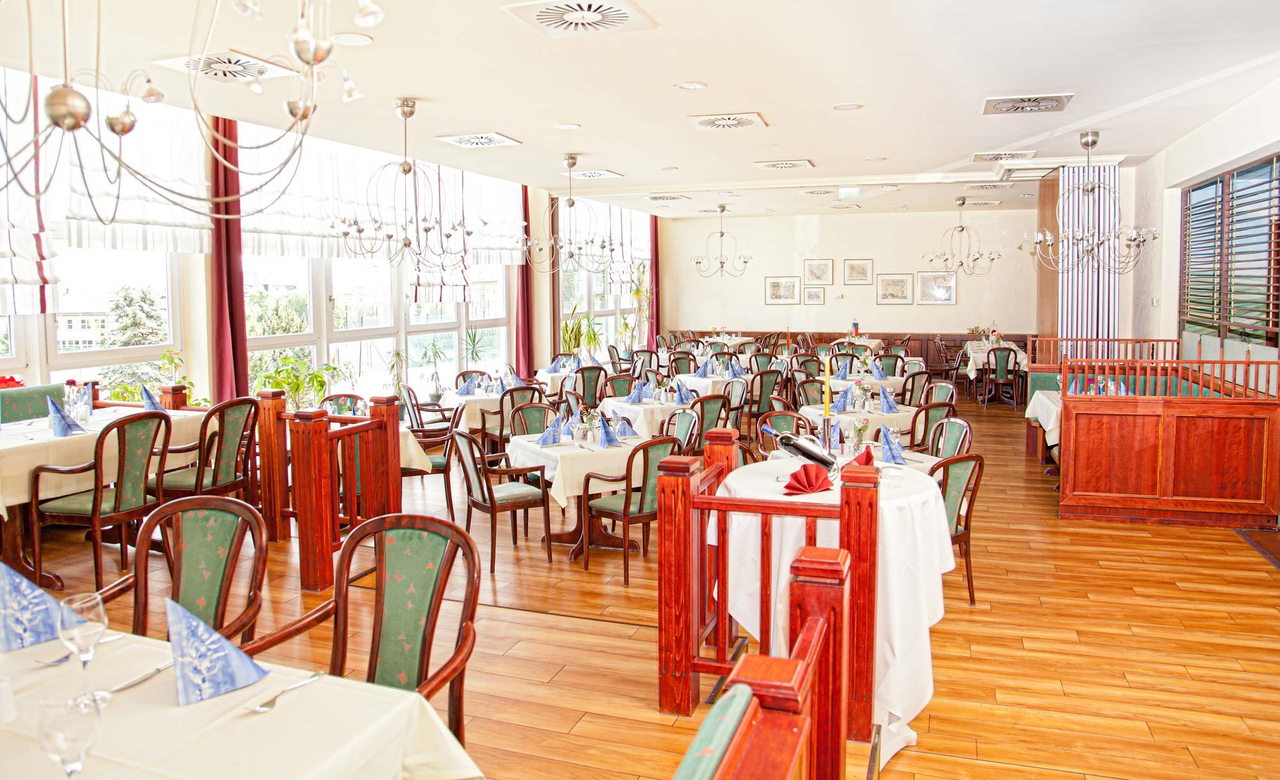 Helles Restaurant im Sporthotel Oberhof mit gedeckten Tischen