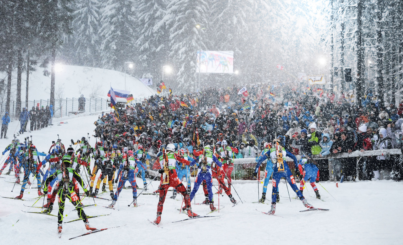Biathleten des Biathlon Weltcups in Oberhof während ihres Laufs vorbei an jubelnden Zuschauern