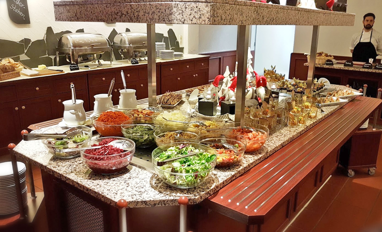 Buffet im Restaurant des Sporthotels Oberhof mit verschiedenem frischen Gemüse und Salaten, kleinen Häppchen sowie warmen Speisen
