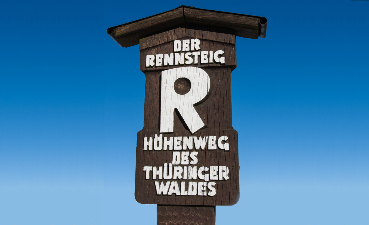 Schild Der Rennsteig Höhenwanderweg des Thüringer Waldes