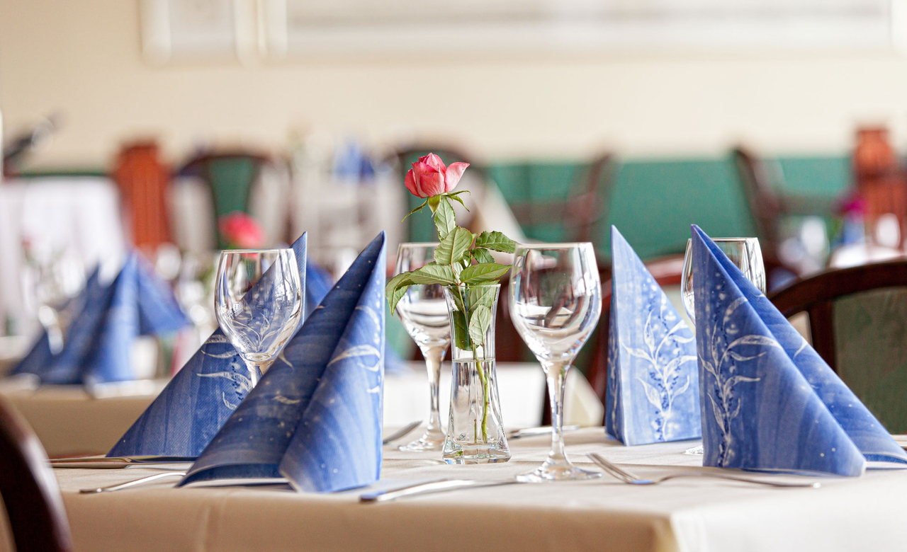Detailansicht eines gedeckten Tischs mit Blumendekoration im Restaurant des Sporthotels Oberhof