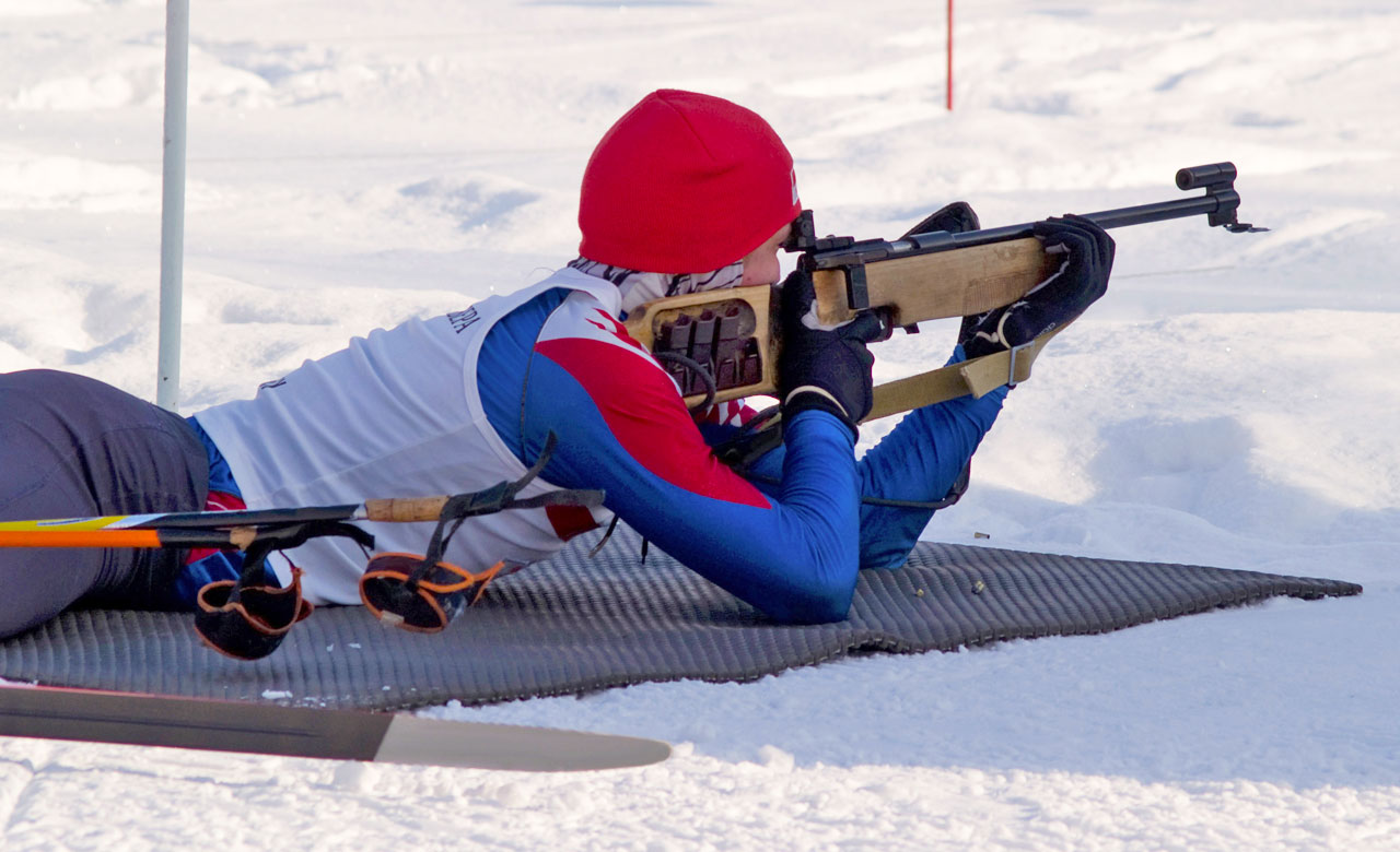 liegende Biathletin beim Schießen beim Biathlon Weltcup in Oberhof