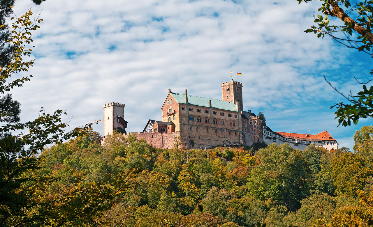 Blick aus der Ferne auf die Wartburg Eisenach und der umliegenden Landschaft